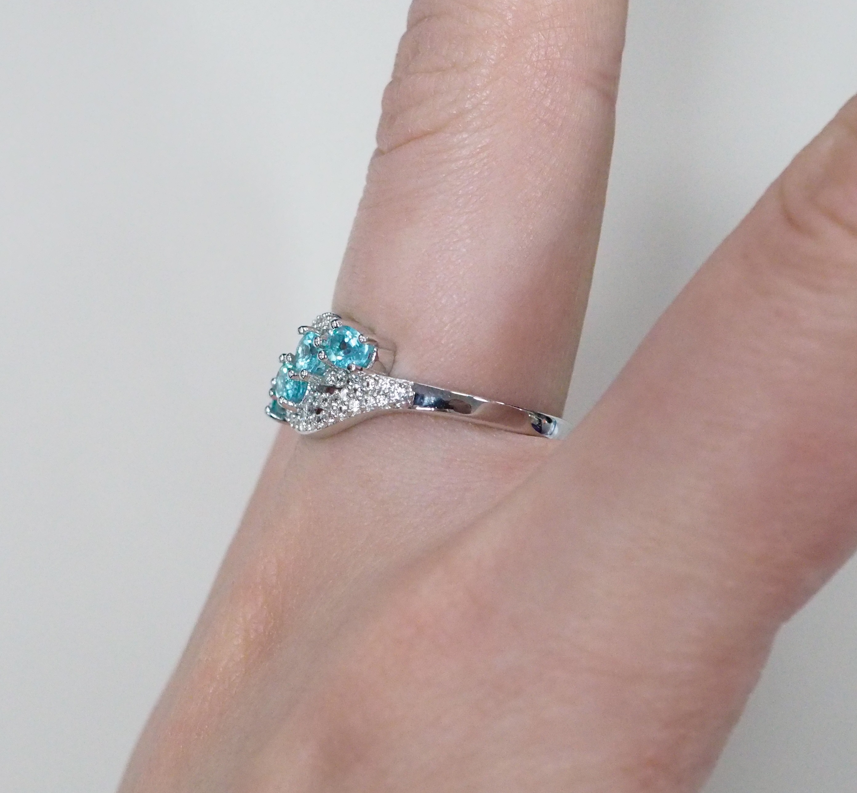 Серебряное кольцо с апатитами